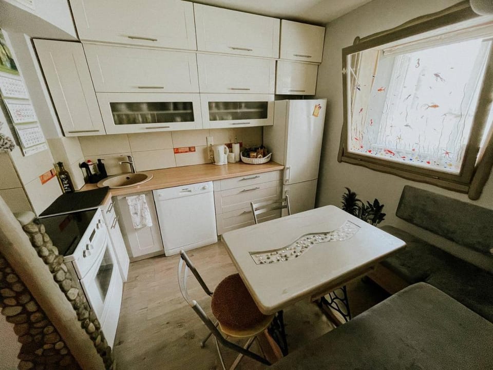 Kitchen or kitchenette, Dining area, dishwasher, oven, stove