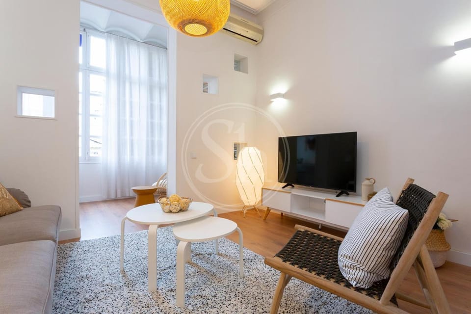 TV and multimedia, Living room, Seating area, air conditioner