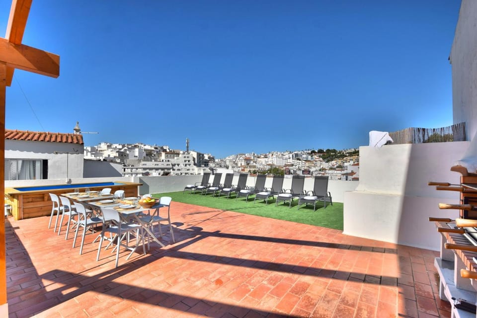 Property building, Patio, Day, Balcony/Terrace, Dining area