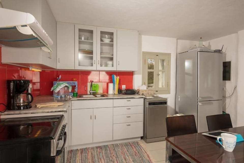 Coffee/tea facilities, Kitchen or kitchenette, Dining area, oven, toaster