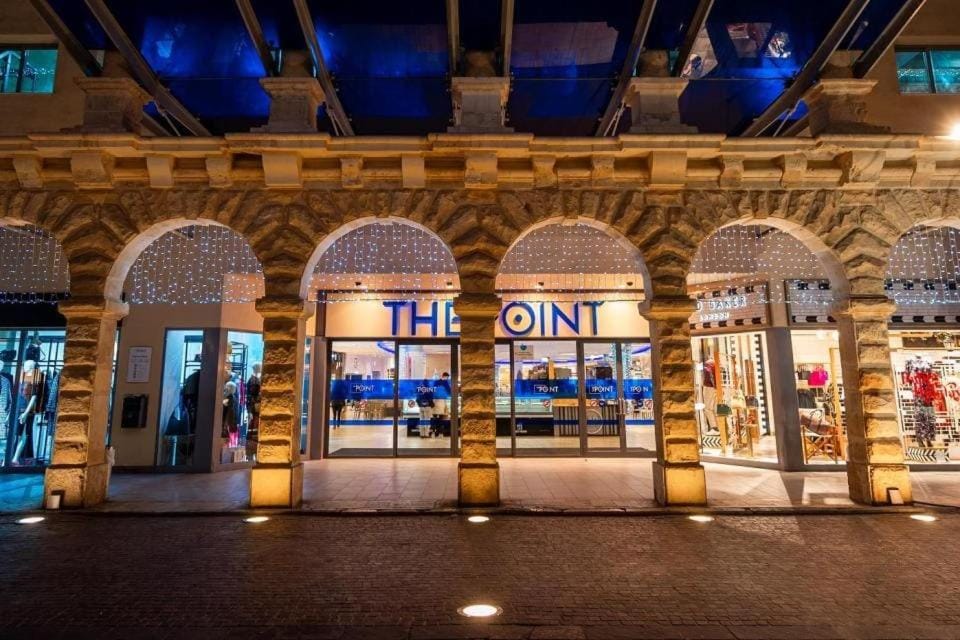 City view, Street view, Shopping Area, Location
