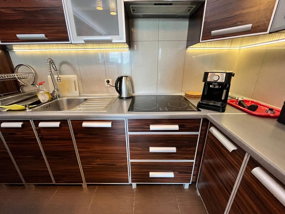 Coffee/tea facilities, Kitchen or kitchenette, stove