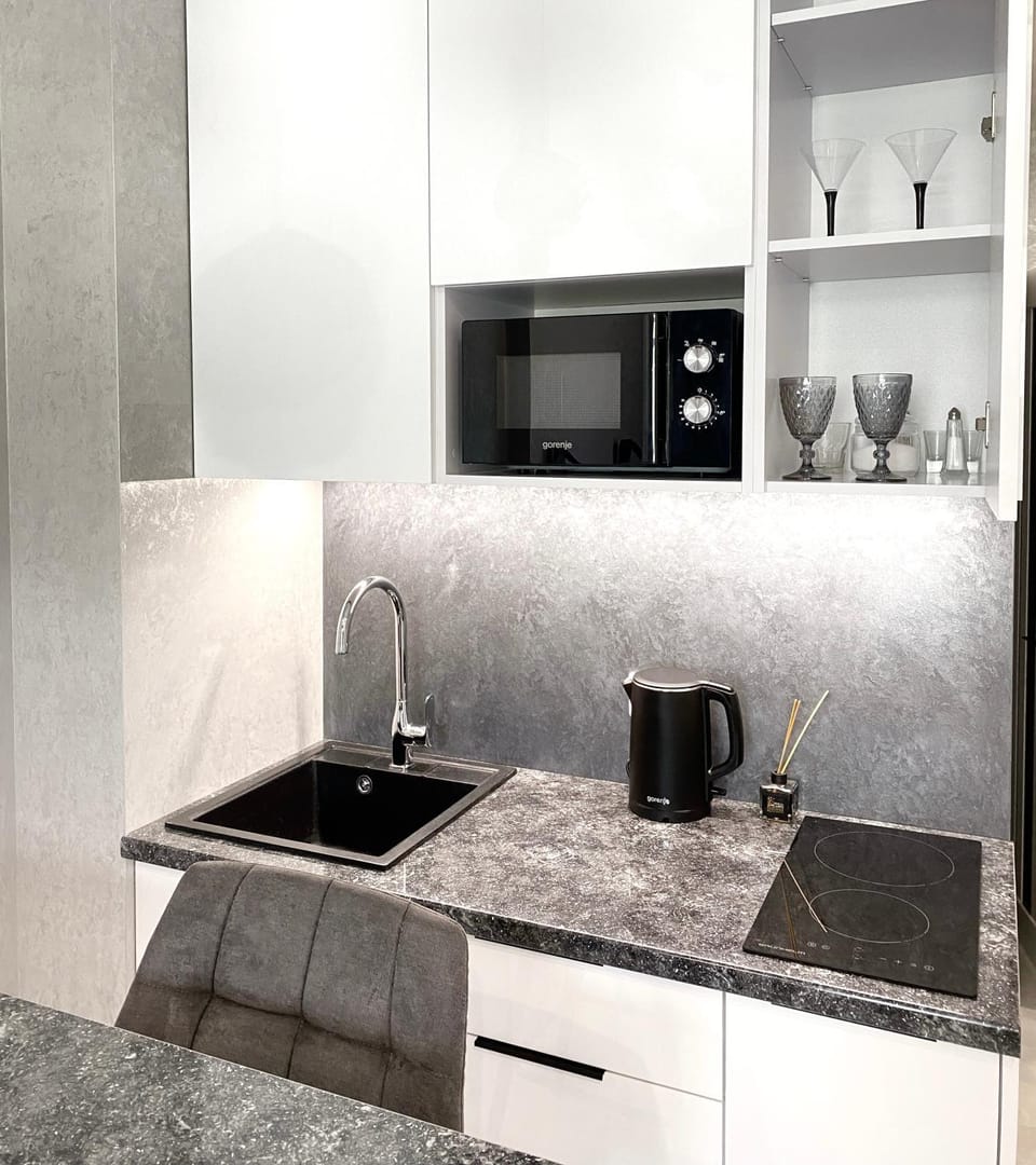 Coffee/tea facilities, Kitchen or kitchenette, stove