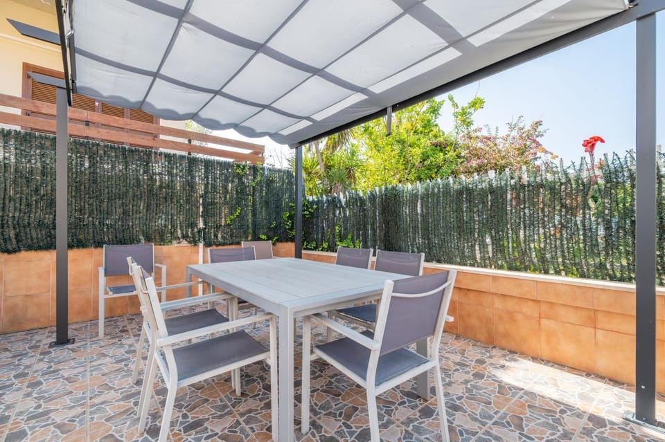 Property building, Balcony/Terrace, Living room