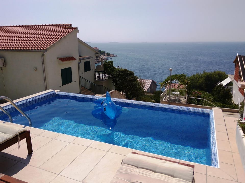 Property building, Sea view, Swimming pool