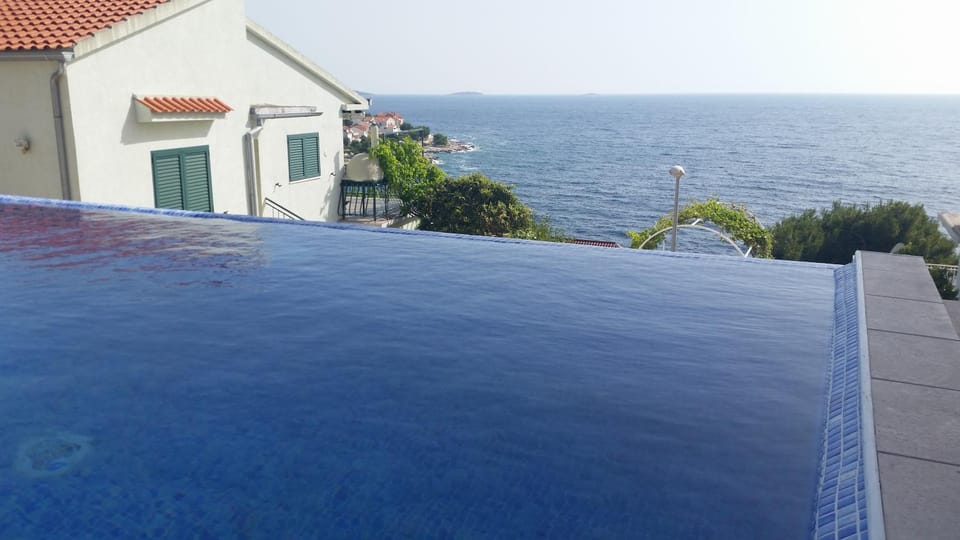 Property building, Sea view, Swimming pool