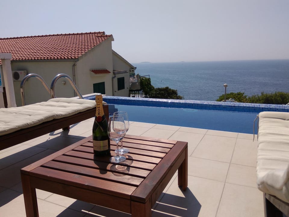 Property building, Sea view, Swimming pool