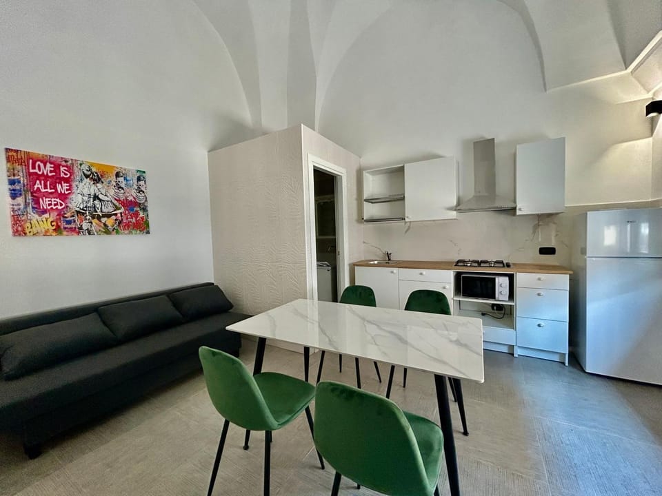 Kitchen or kitchenette, Seating area, Dining area, stove