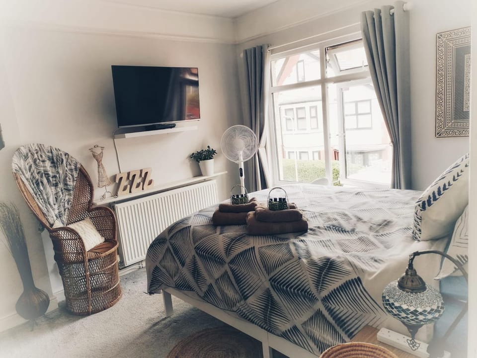 Aqua View, New Brighton Beach- SELF CHECK IN - 2 Bedroom with BALCONY & VIEW Apartment in Wallasey