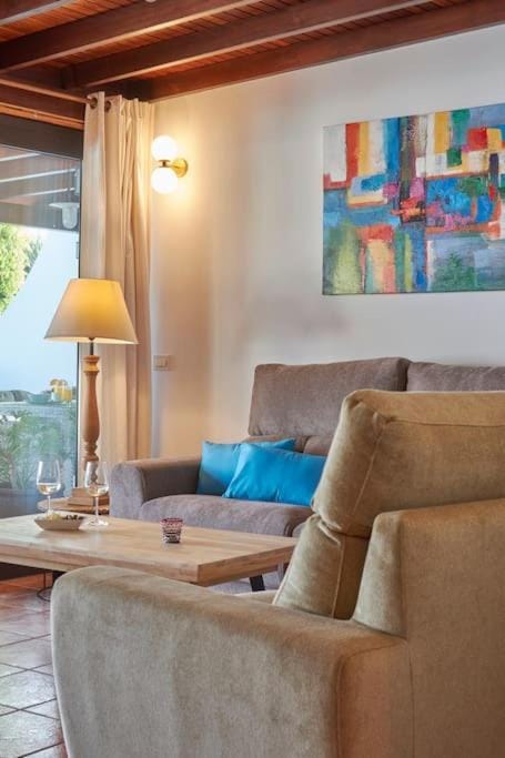 Casa Petra Peaceful & Private, Sea Views, Pool & BBQ Villa in Playa Blanca