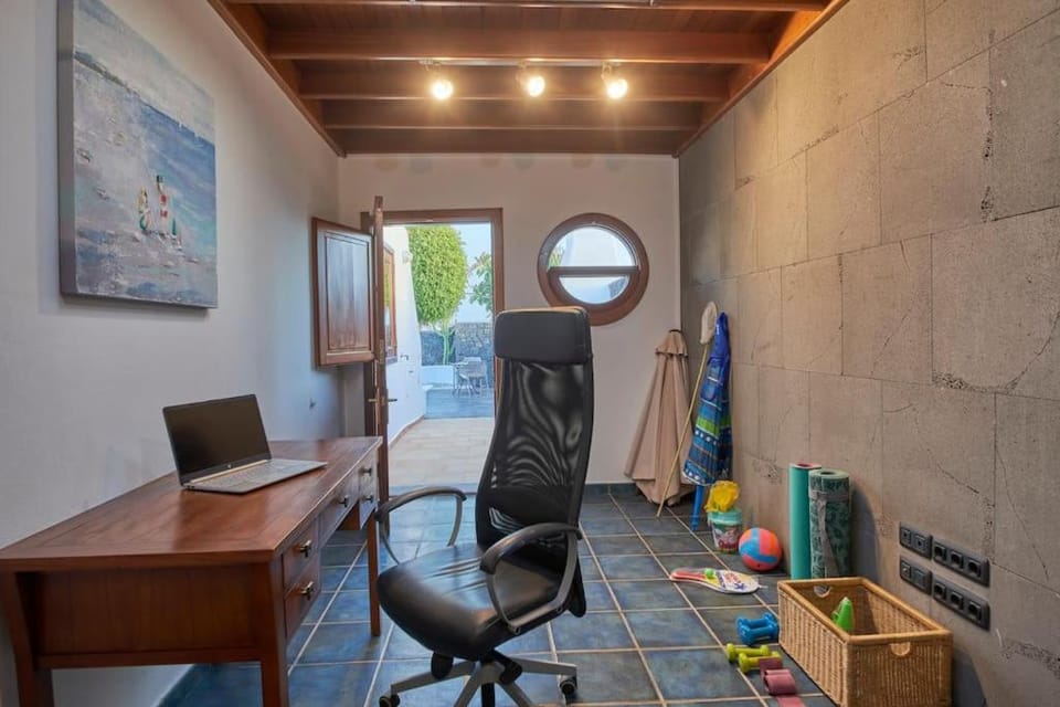 Casa Petra Peaceful & Private, Sea Views, Pool & BBQ Villa in Playa Blanca