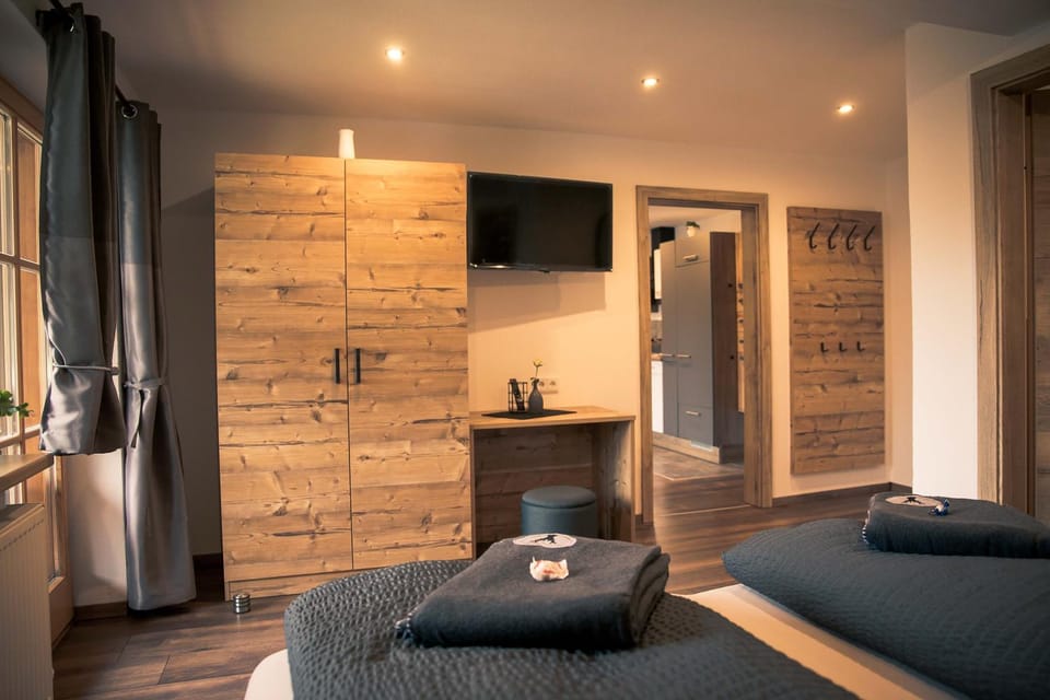 Bed, TV and multimedia, Bedroom