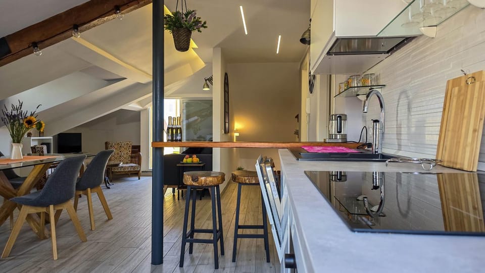 Kitchen or kitchenette, Seating area