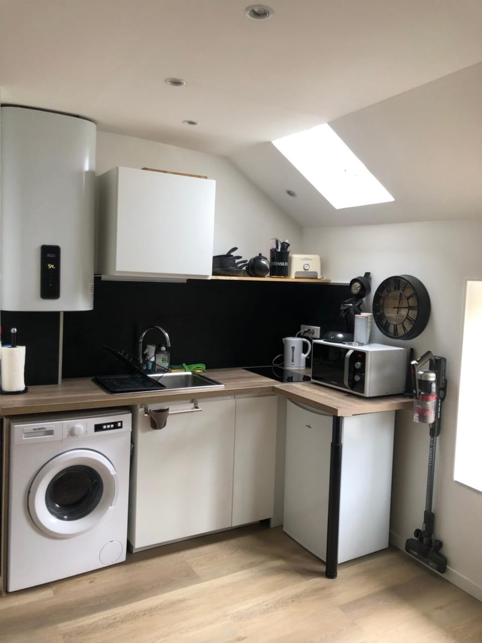 Coffee/tea facilities, Kitchen or kitchenette, stove, toaster, washing machine