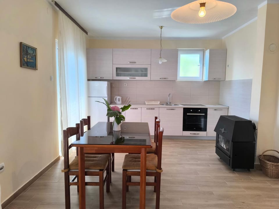 Living room, Dining area, fireplace, oven, kitchen