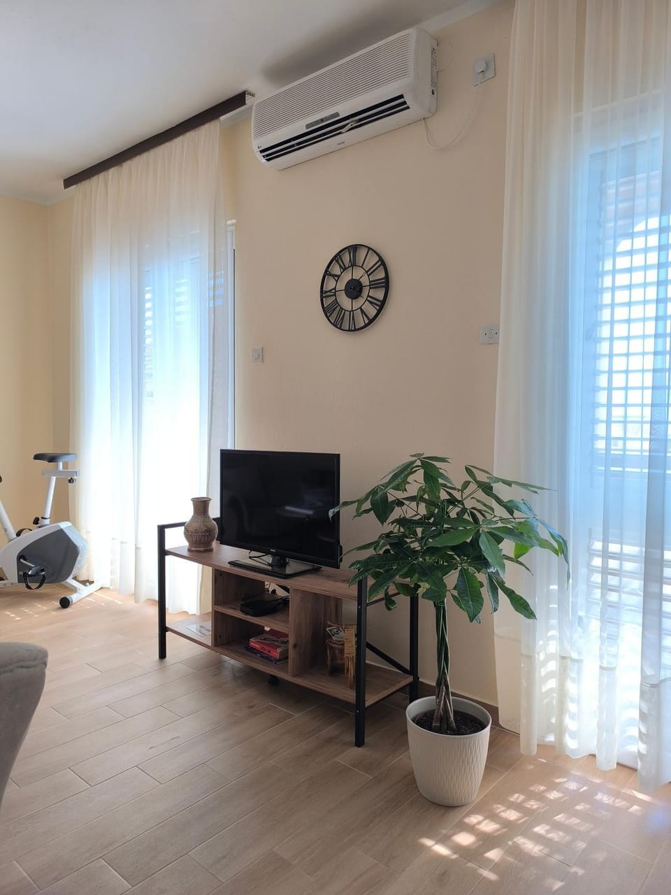 TV and multimedia, Living room, fireplace, air conditioner