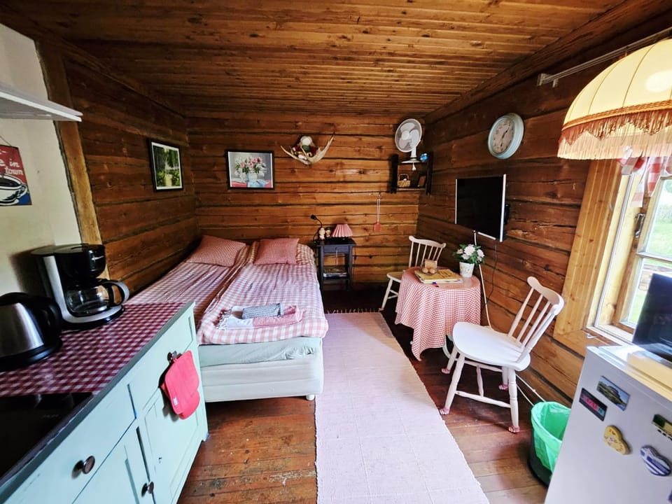 Bed, Photo of the whole room, Seating area, Dining area, Bedroom