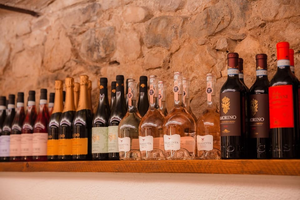 Lounge or bar, Food and drinks, Drinks, Alcoholic drinks