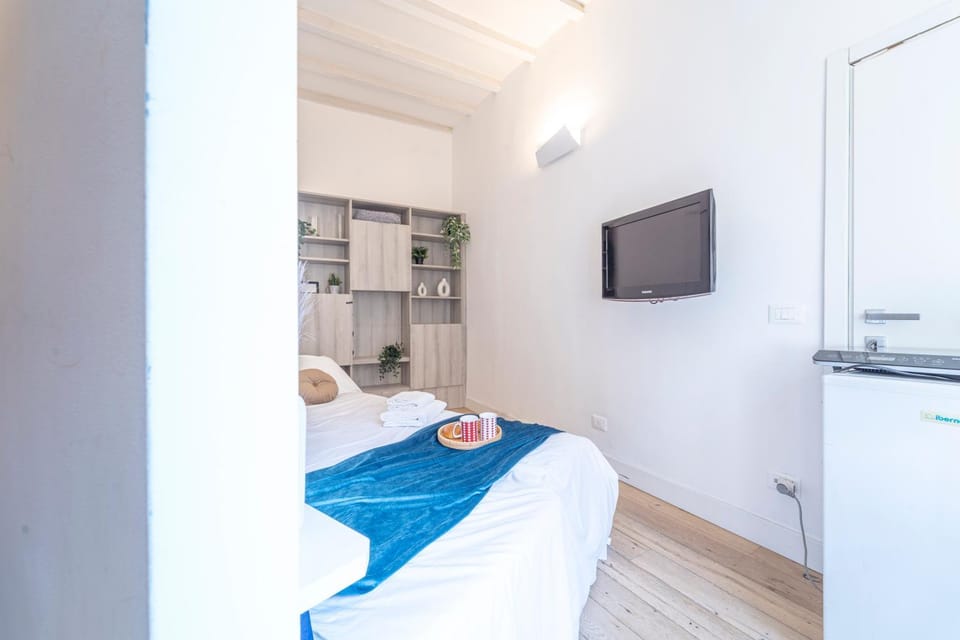 Bed, TV and multimedia, Bedroom, towels