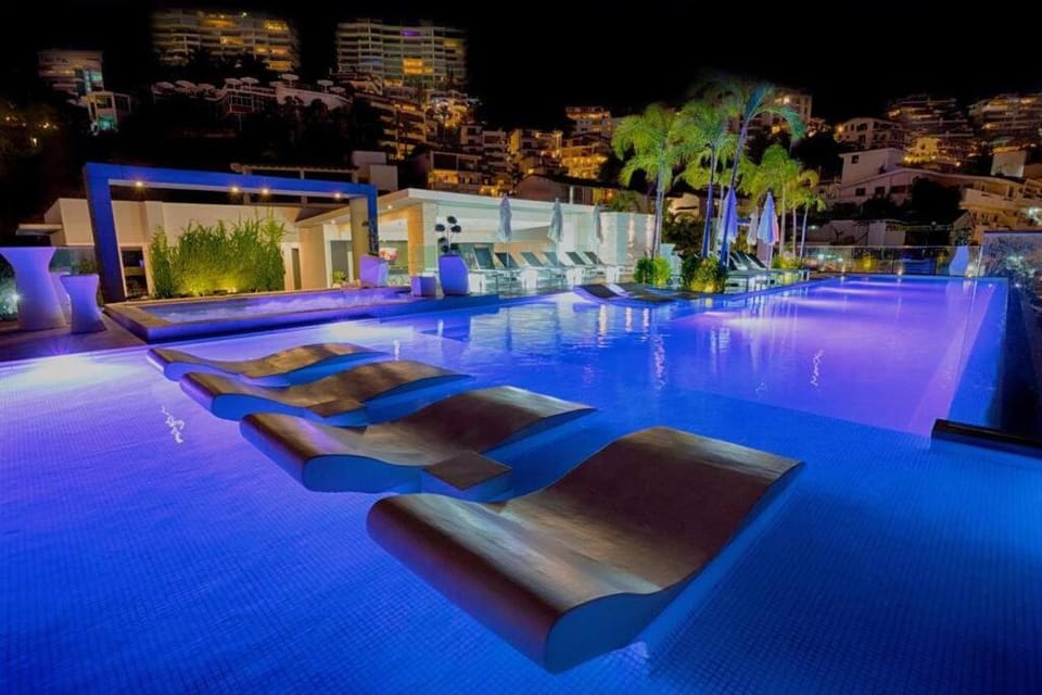 Night, Pool view, Swimming pool, Swimming pool, sunbed