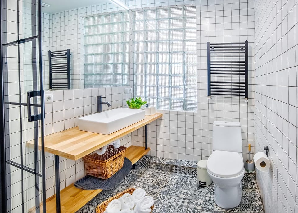 Shower, Toilet