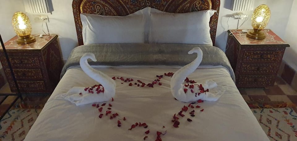 Bed, Bedroom, towels