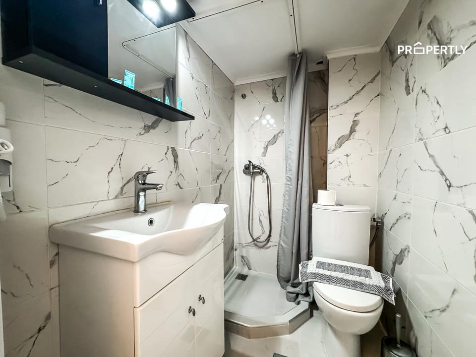 Shower, Toilet, Bathroom, towels