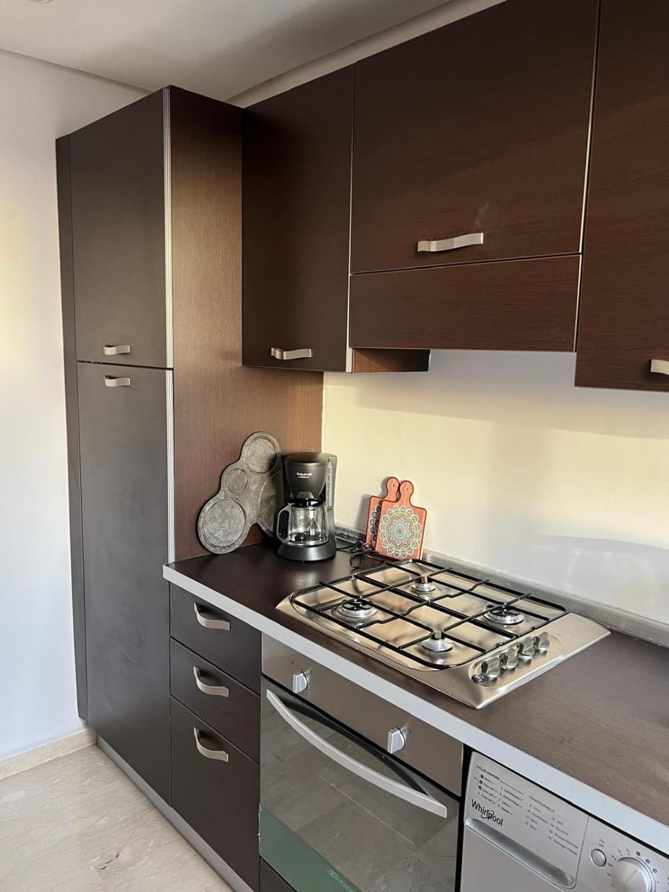 Kitchen or kitchenette, dishwasher, stove