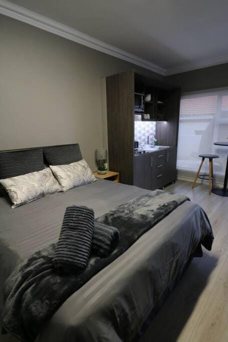 Charming Modern Bedsitter Apartment in Cape Town