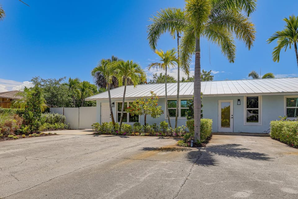 Vibrant North Palm Beach Home ~ 2 Mi to Beach! House in Palm Beach Gardens