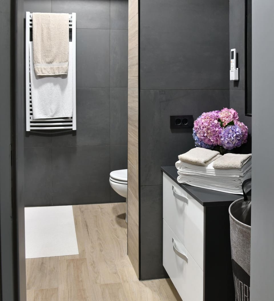 Toilet, towels