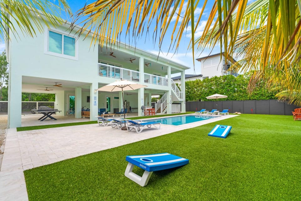 Emerald Oasis Deluxe Waterfront Gem, Heated Pool with Dock Villa in Key Colony Beach