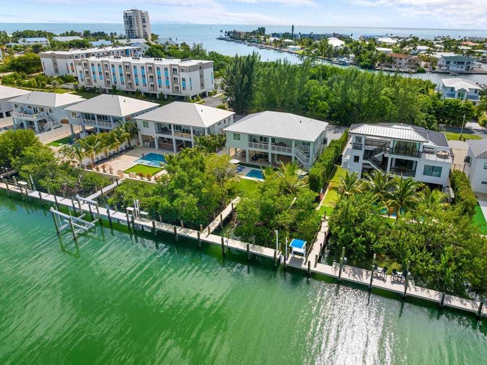 Emerald Oasis Deluxe Waterfront Gem, Heated Pool with Dock Villa in Key Colony Beach