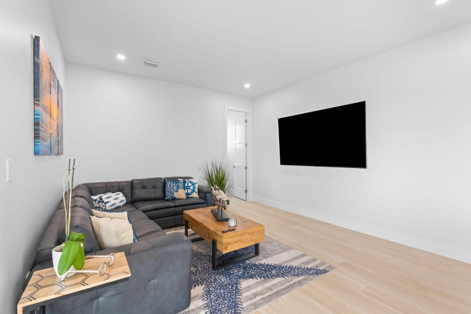 Communal lounge/ TV room, TV and multimedia, Living room, Seating area, Evening entertainment
