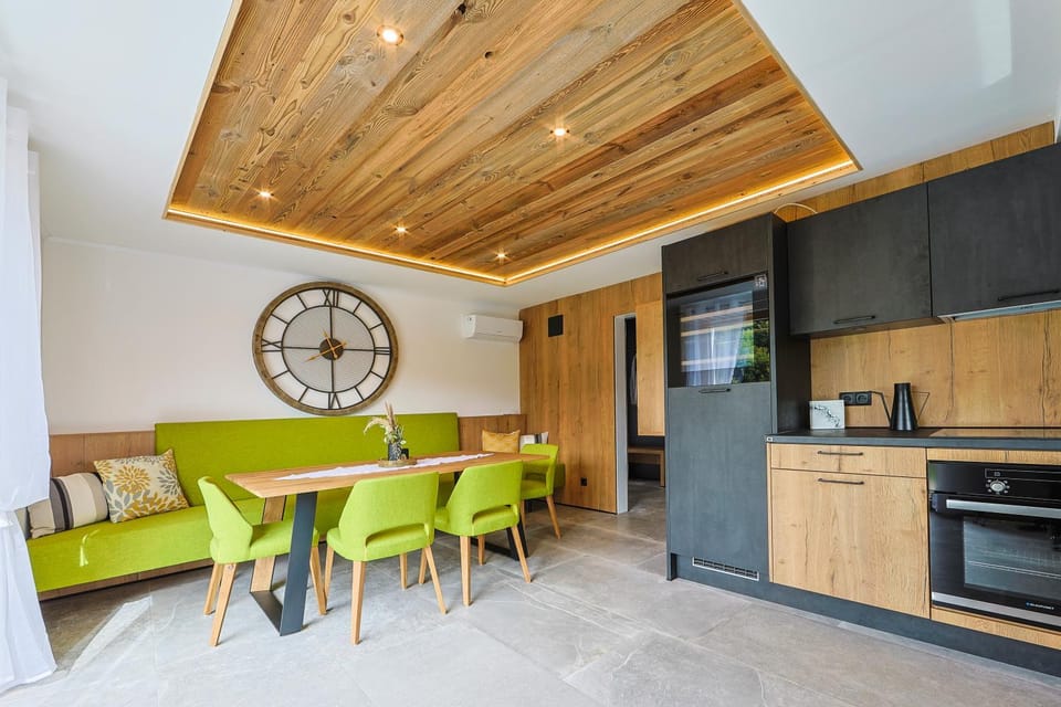 Kitchen or kitchenette, Seating area, Dining area, minibar