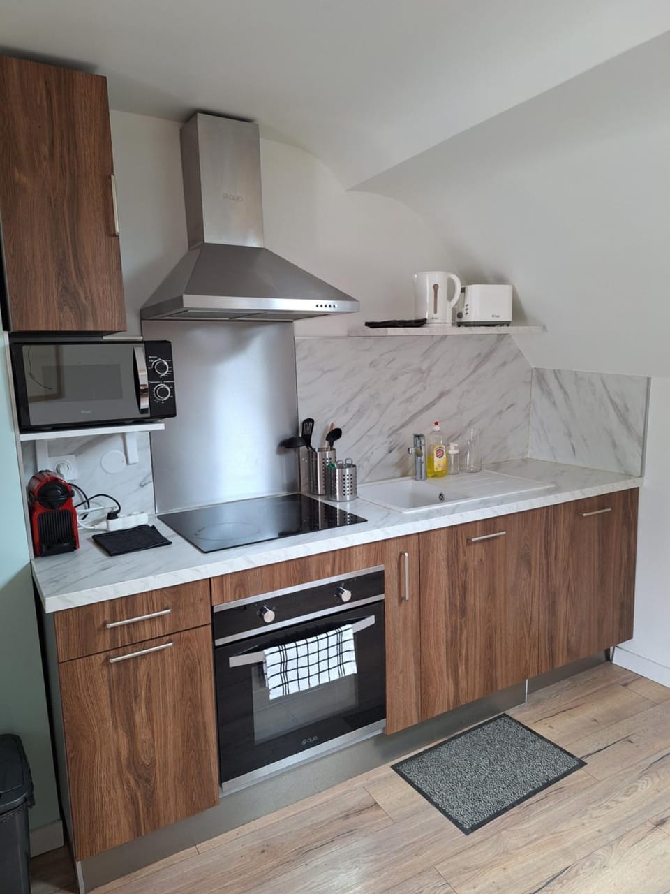 Coffee/tea facilities, Kitchen or kitchenette, dishwasher, microwave, oven, stove, toaster, kitchen, air conditioner