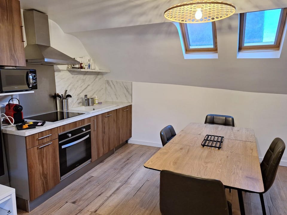 Coffee/tea facilities, Dining area, Meals, dishwasher, internet, microwave, oven, stove, kitchen, air conditioner