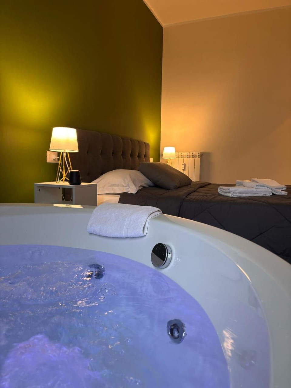 Hot Tub, Bedroom, towels
