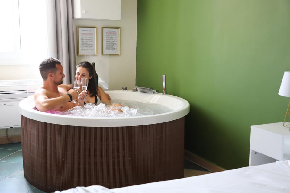 Bed, People, Hot Tub, Photo of the whole room, Bedroom, Guests, group of guests, Bath