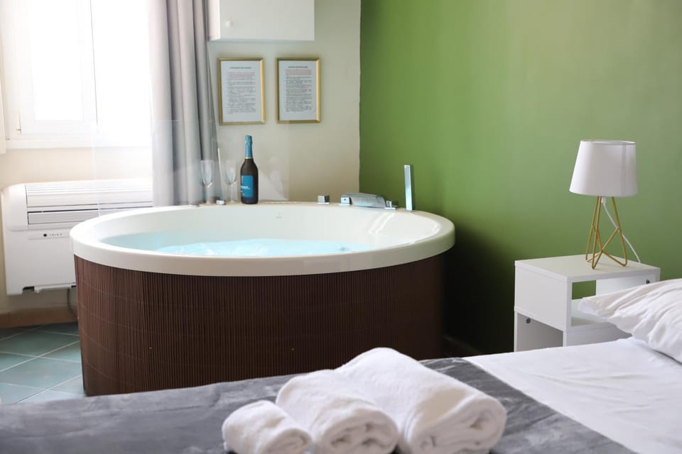 Bed, Hot Tub, Photo of the whole room, Bedroom, Bath, towels