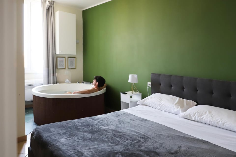 Bed, Hot Tub, Photo of the whole room, Bedroom, Bath, towels
