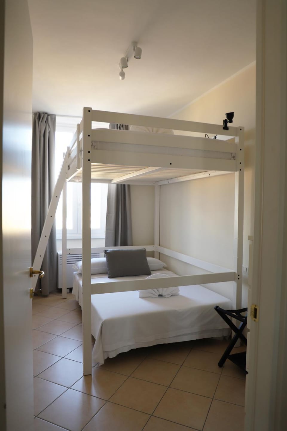 Bed, Photo of the whole room, Bedroom, bunk bed, towels