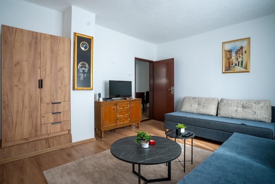 TV and multimedia, Living room, Seating area, wardrobe