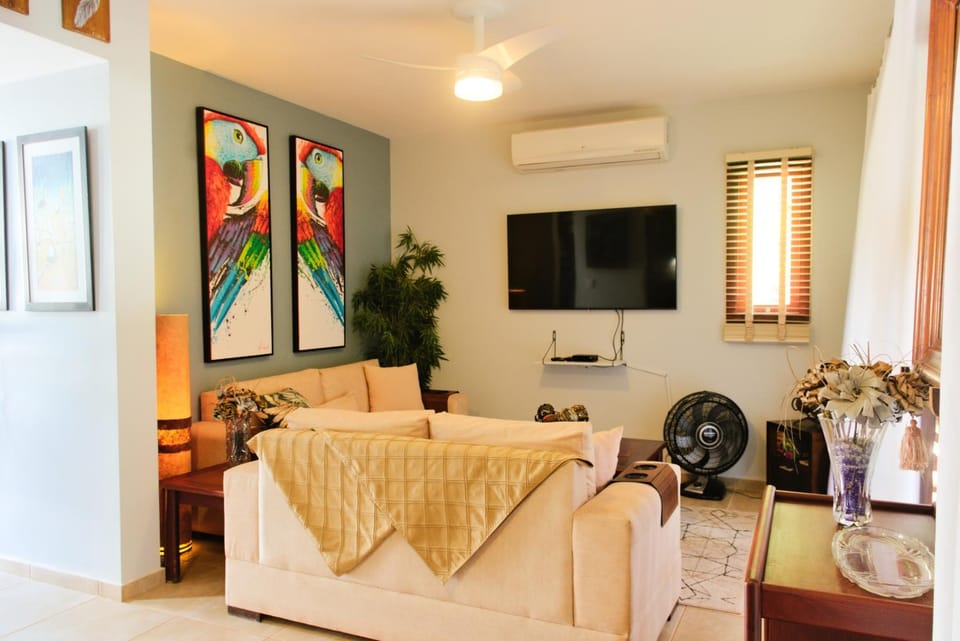 Communal lounge/ TV room, TV and multimedia, Living room, Seating area, air conditioner