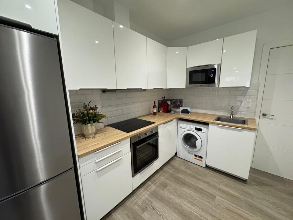 Kitchen or kitchenette, oven, stove, toaster, washing machine, dryer