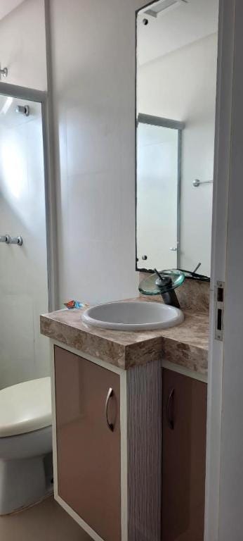Quarto, o banheiro é de uso exclusivo do hóspede e fica localizado no corredor , piscina compartilhada, não é o apartamento inteiro, somente o quarto Apartment in Porto Belo