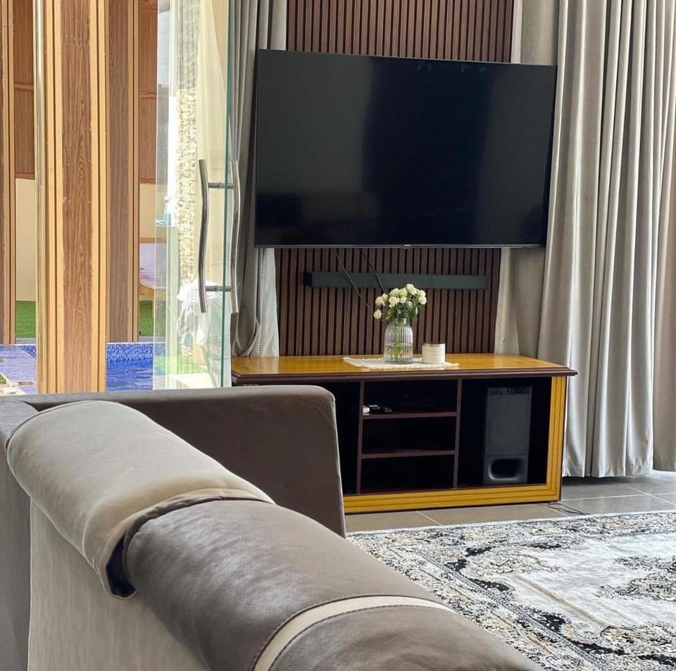 Communal lounge/ TV room, TV and multimedia, Living room, Seating area, Evening entertainment