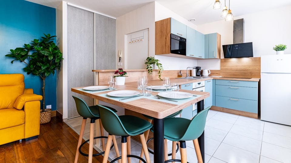 Kitchen or kitchenette, Dining area, dishwasher, microwave, oven, stove, washing machine
