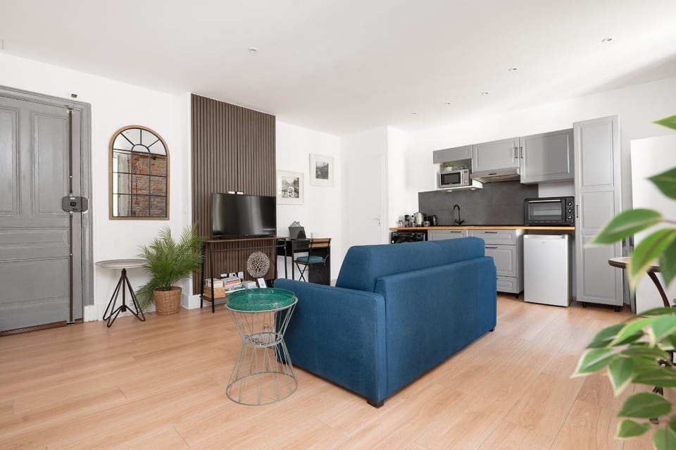 Property building, Facade/entrance, TV and multimedia, Living room