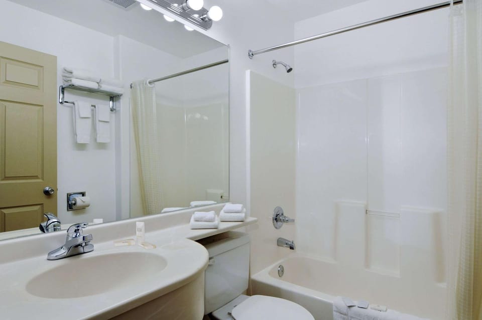 Shower, Toilet, Bathroom, Photo of the whole room, On site, Bath